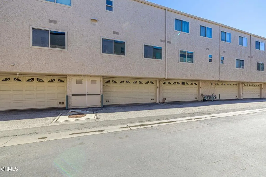 22239 1/4 Erwin Street, Woodland Hills, California 91367 home-pic-44