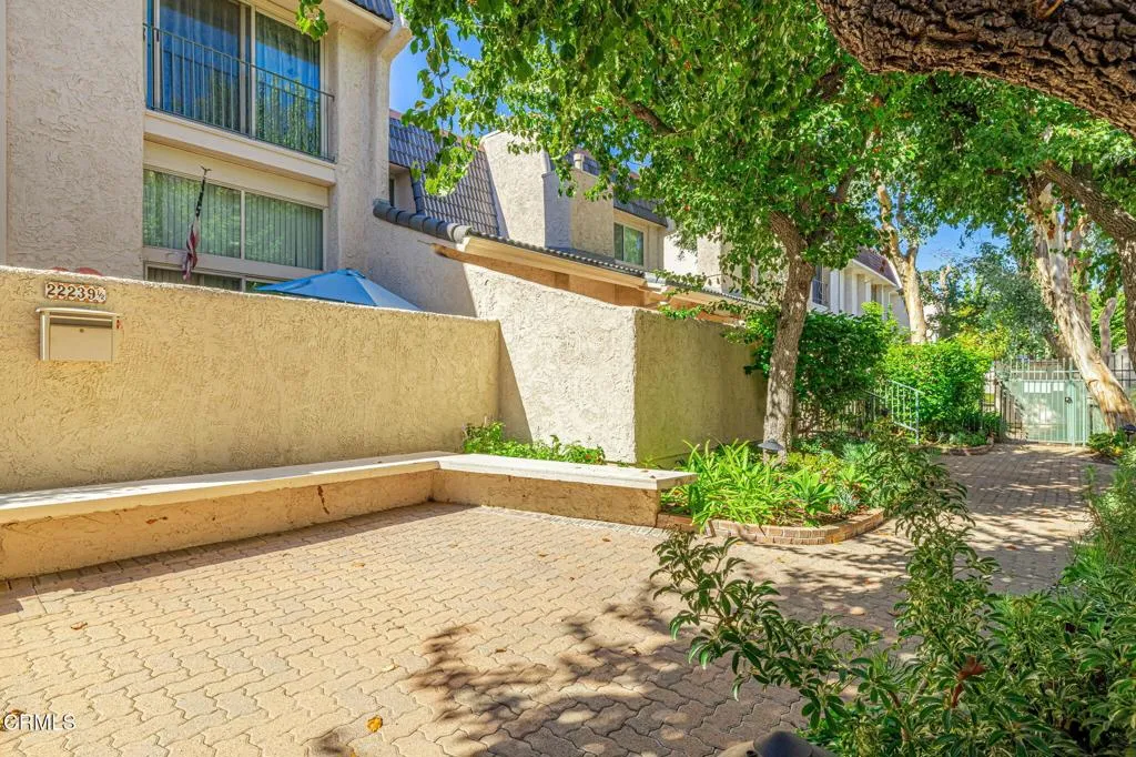 22239 1/4 Erwin Street, Woodland Hills, California 91367 home-pic-6