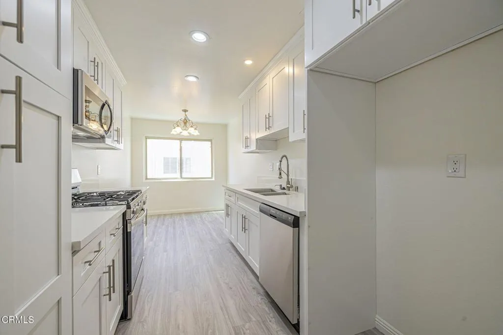 22239 1/4 Erwin Street, Woodland Hills, California 91367 home-pic-20