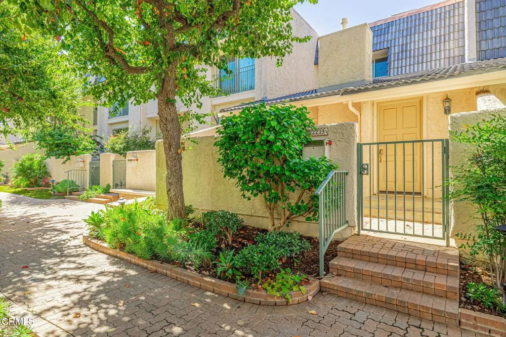 22239 1/4 Erwin Street, Woodland Hills, California 91367 home-pic-0