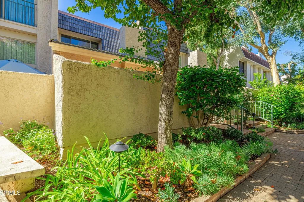 22239 1/4 Erwin Street, Woodland Hills, California 91367 home-pic-5
