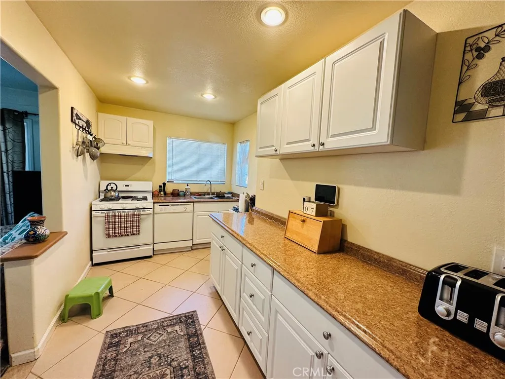 264 E 2nd, San Jacinto, California 92583 home-pic-9