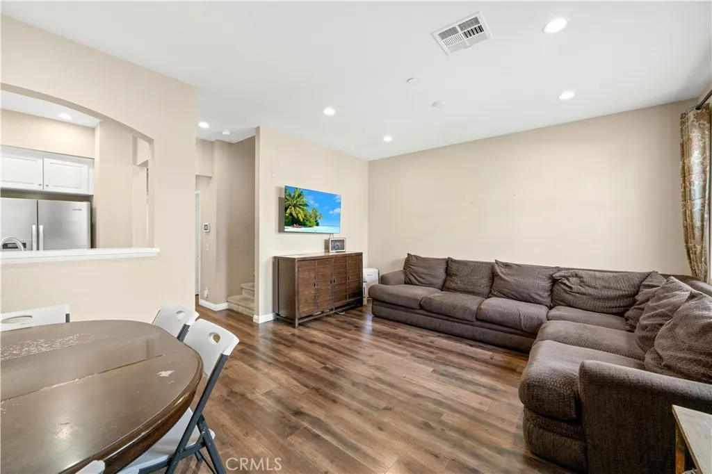 142 Hedge Bloom, Irvine, California 92618 home-pic-2
