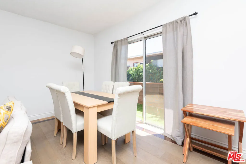 5403 Newcastle Avenue 69, Encino, California 91316 home-pic-2