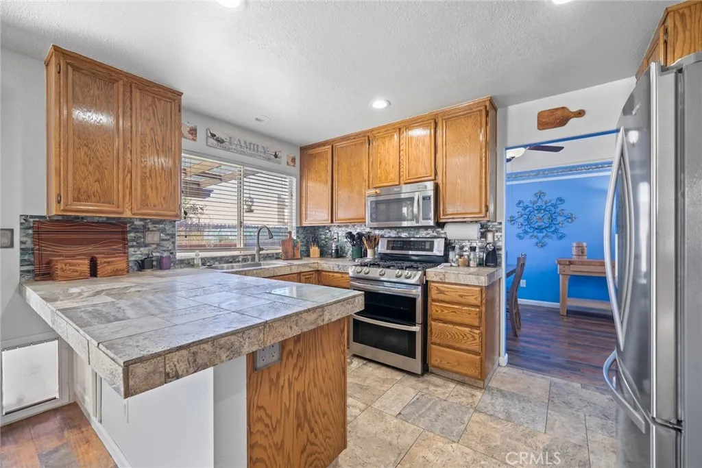 2031 Lagoon Court, Hemet, California 92545 home-pic-11
