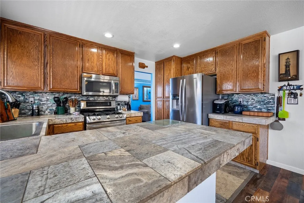 2031 Lagoon Court, Hemet, California 92545 home-pic-12