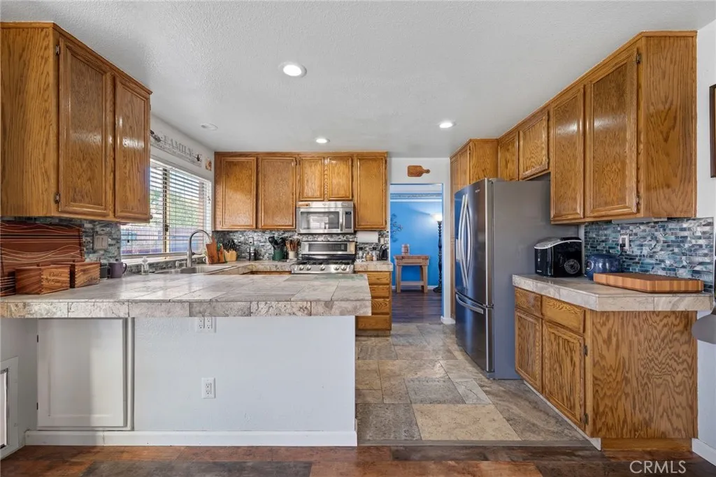 2031 Lagoon Court, Hemet, California 92545 home-pic-10
