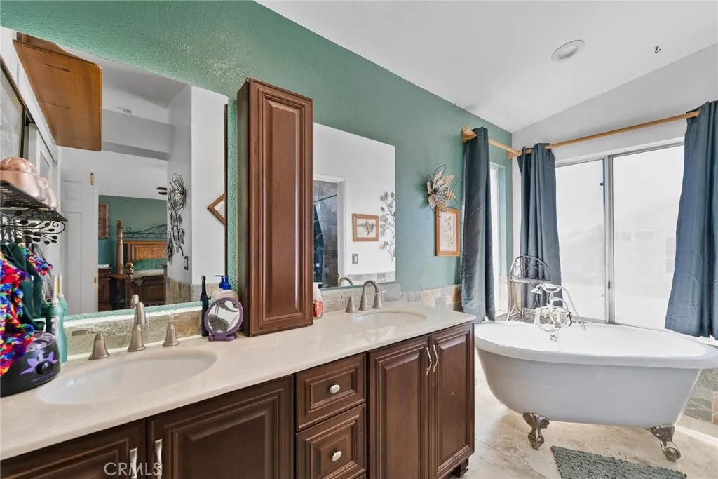 2031 Lagoon Court, Hemet, California 92545 home-pic-31