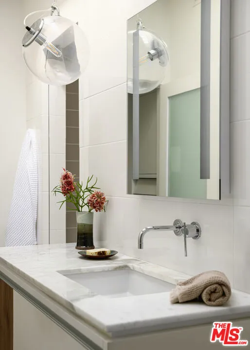 1856 Hi Point Street, Los Angeles, California 90035 home-pic-18