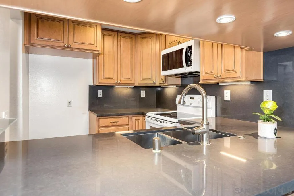 7016 Park Mesa Way home-pic-0