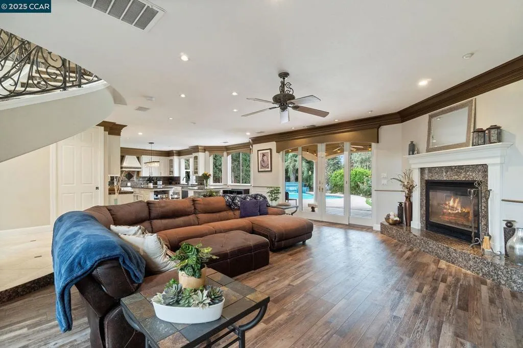 2550 E Jenny, Fresno, California 93720 home-pic-8