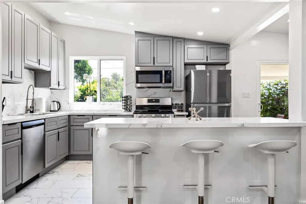 6535 Mary Ellen Avenue, Valley Glen, California 91401 home-pic-6