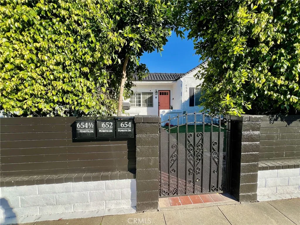 654 Penrith, Los Angeles, California 90023 home-pic-1