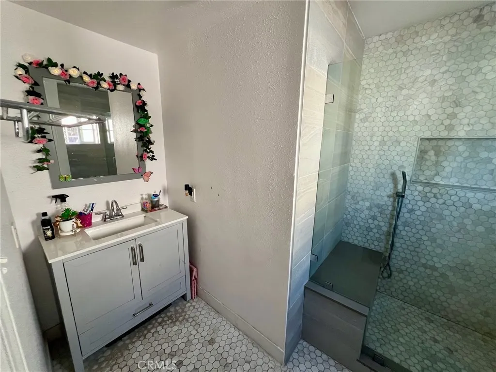 654 Penrith, Los Angeles, California 90023 home-pic-9