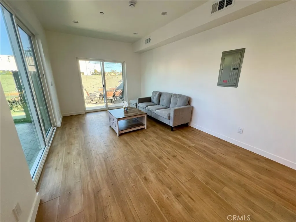 654 Penrith, Los Angeles, California 90023 home-pic-23