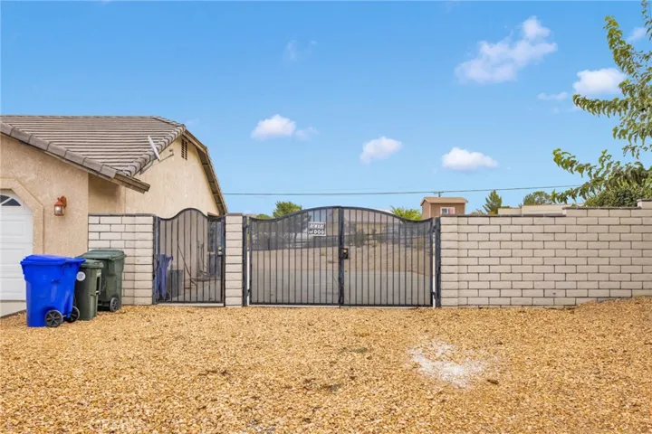 15675 Pohez, Apple Valley, California 92307