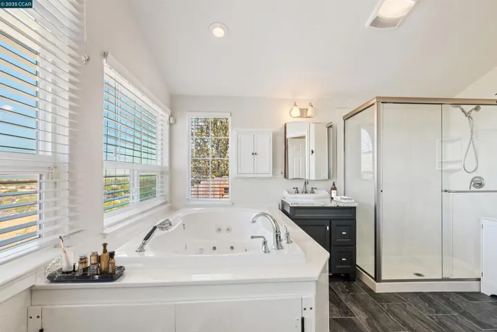 Primary Bath w/Jacuzzi Tub