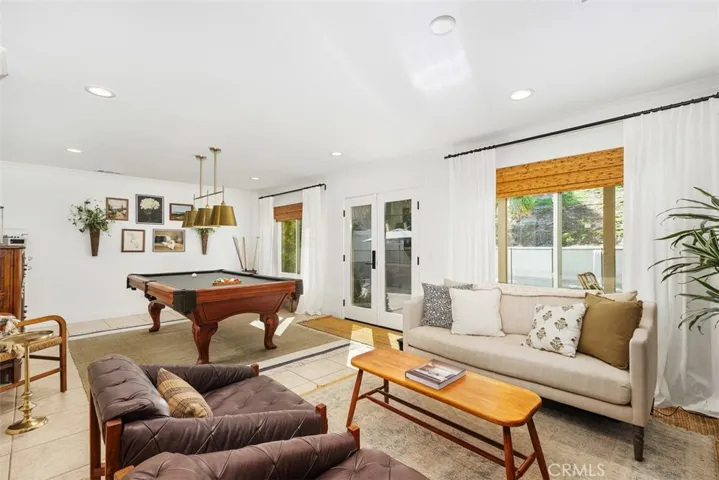 Lounge & Pool Table Room