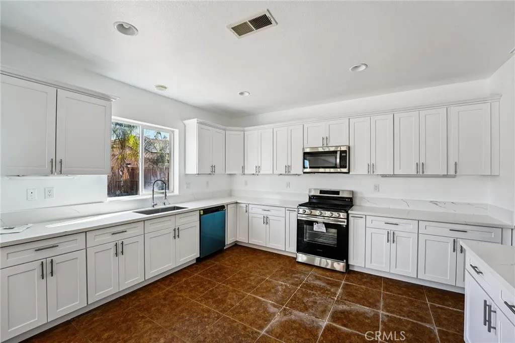 974 Paintbrush Trail, Hemet, California 92545 home-pic-10