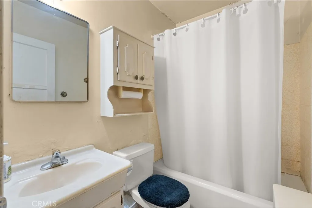 2030 W 95th, Los Angeles, California 90047 home-pic-22