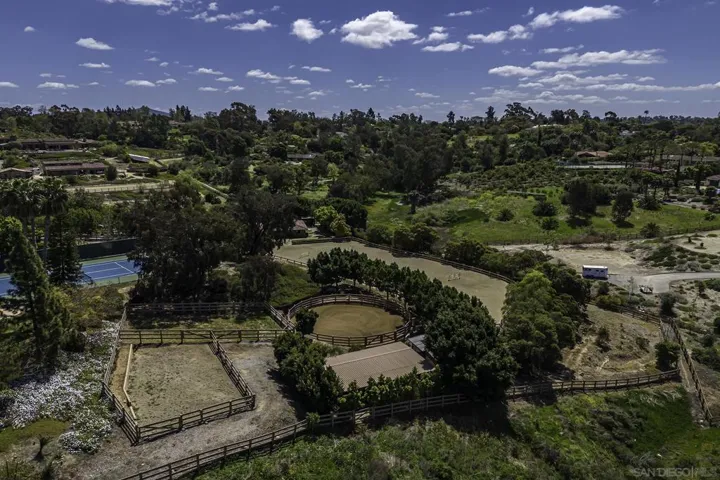 Can see the round pen, auxiliary turn outs and direct trail access
