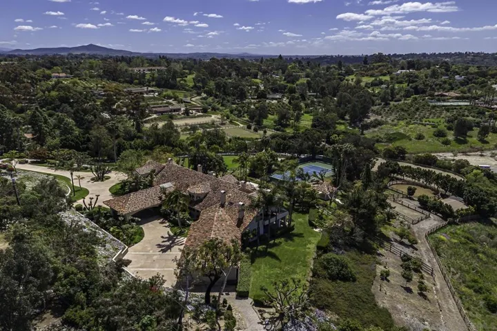 Spacious grounds  including multiple turn outs and pastures as well as a nice citrus grove.