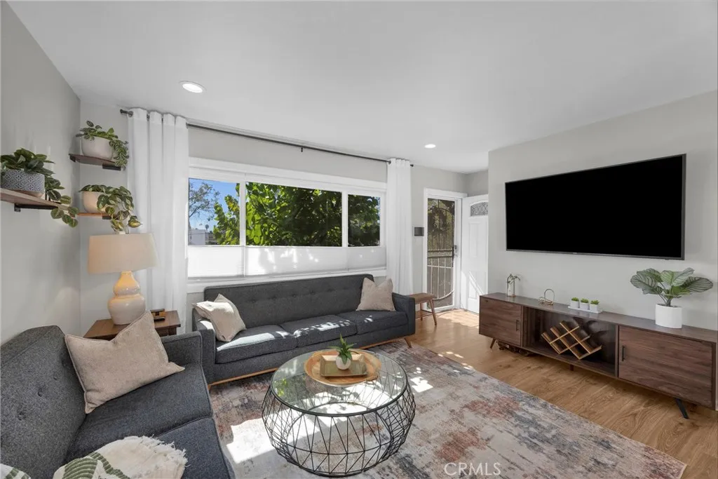 2701 E 17th Street E, Long Beach, California 90804 home-pic-4