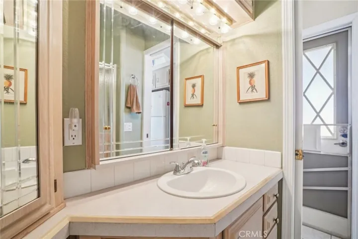 Decorative glass in bath area.