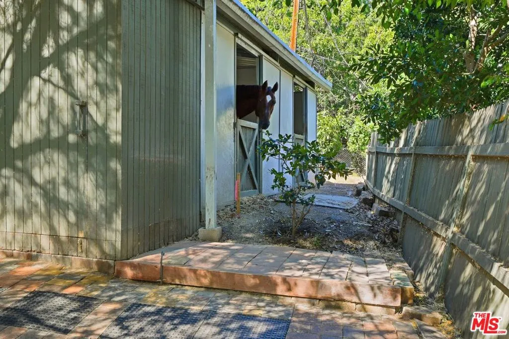 13241 Riviera Ranch Road, Los Angeles, California 90049 home-pic-10