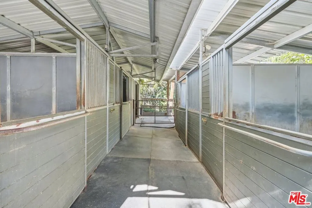 13241 Riviera Ranch Road, Los Angeles, California 90049 home-pic-11