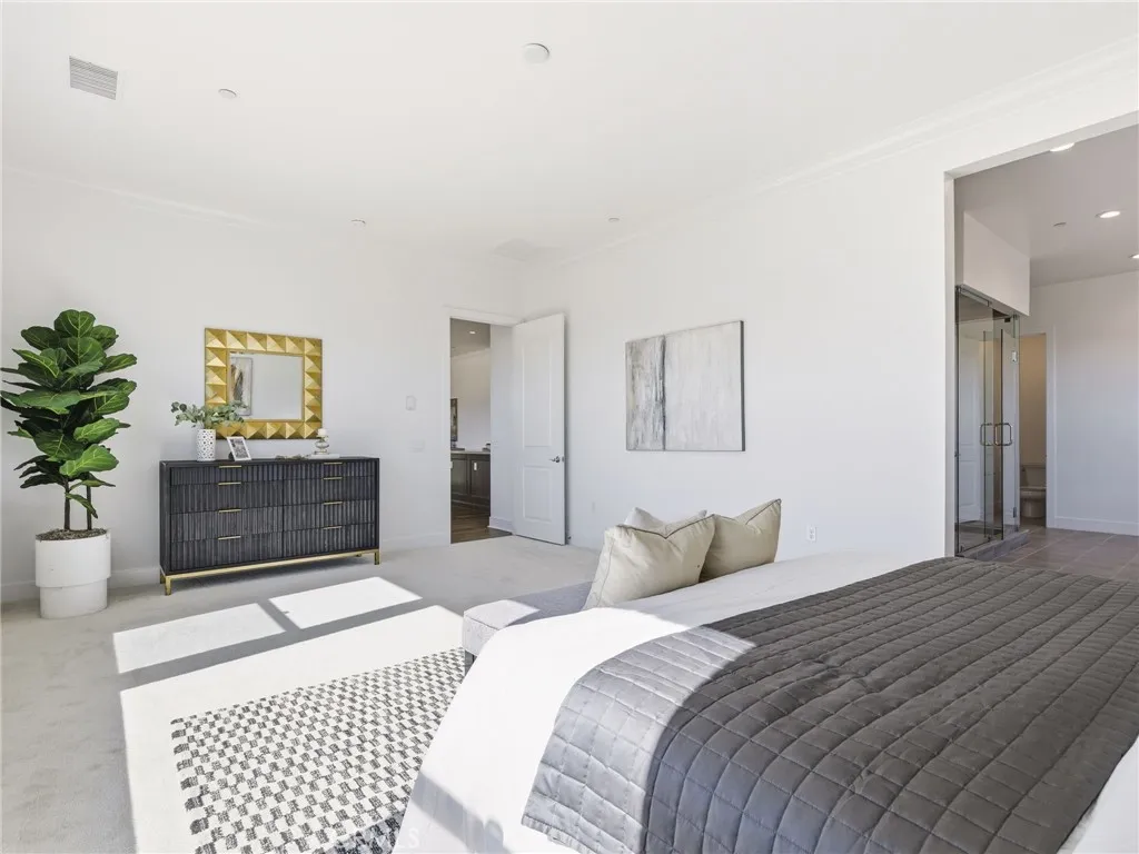 24150 W Corte Zafiro, Valencia, California 91354 home-pic-20