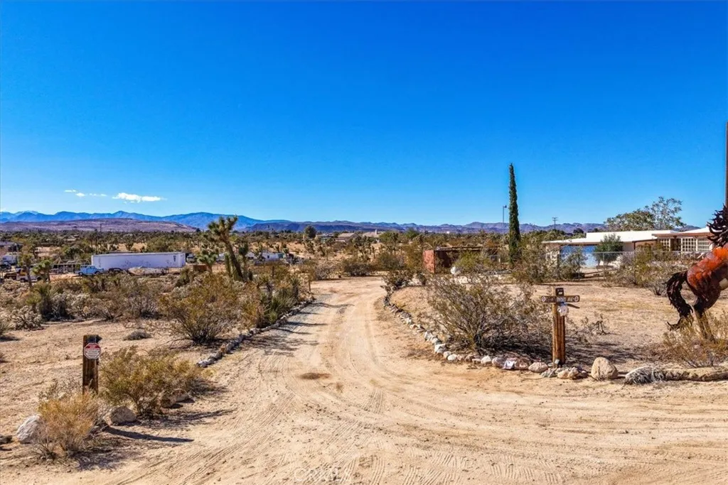 3707 Indio Ave, Yucca Valley, California 92252 home-pic-7