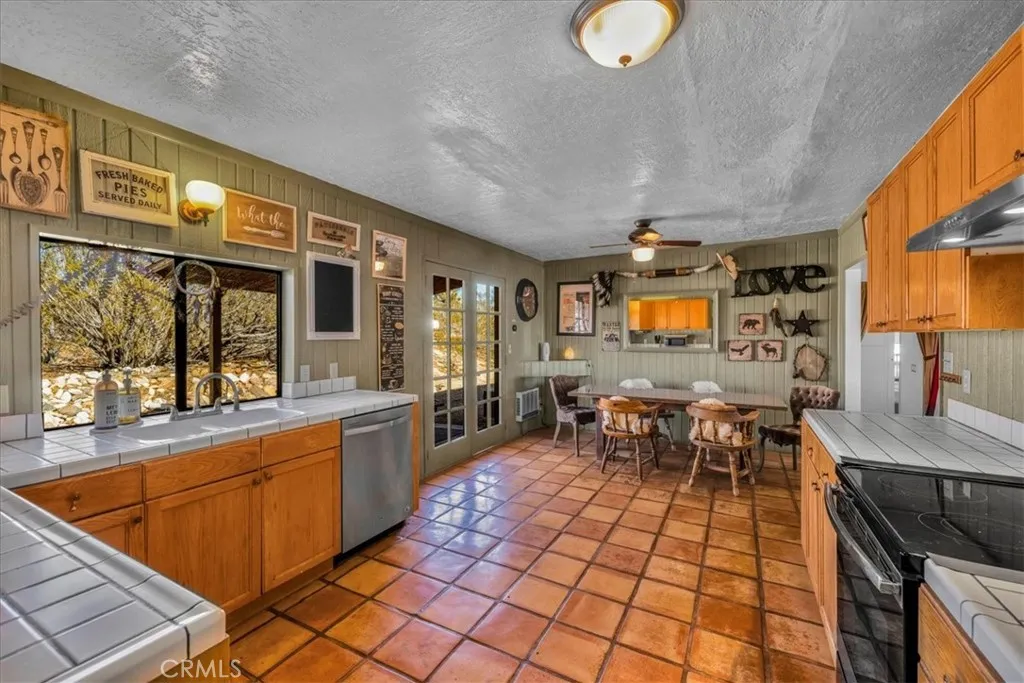 3707 Indio Ave, Yucca Valley, California 92252 home-pic-17