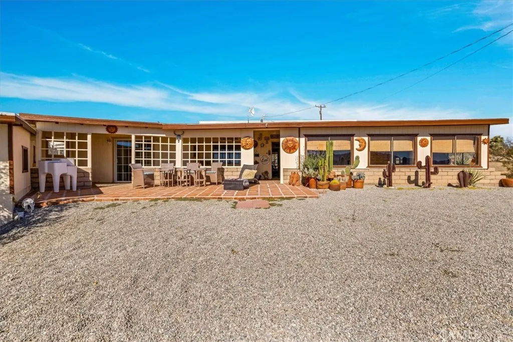 3707 Indio Ave, Yucca Valley, California 92252 home-pic-2