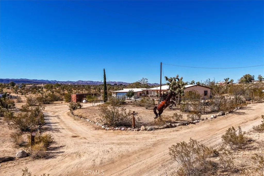 3707 Indio Ave, Yucca Valley, California 92252 home-pic-6