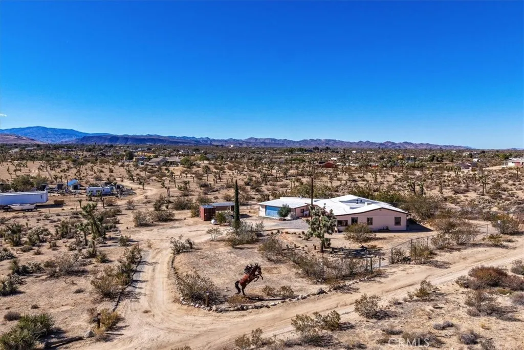 3707 Indio Ave, Yucca Valley, California 92252 home-pic-5