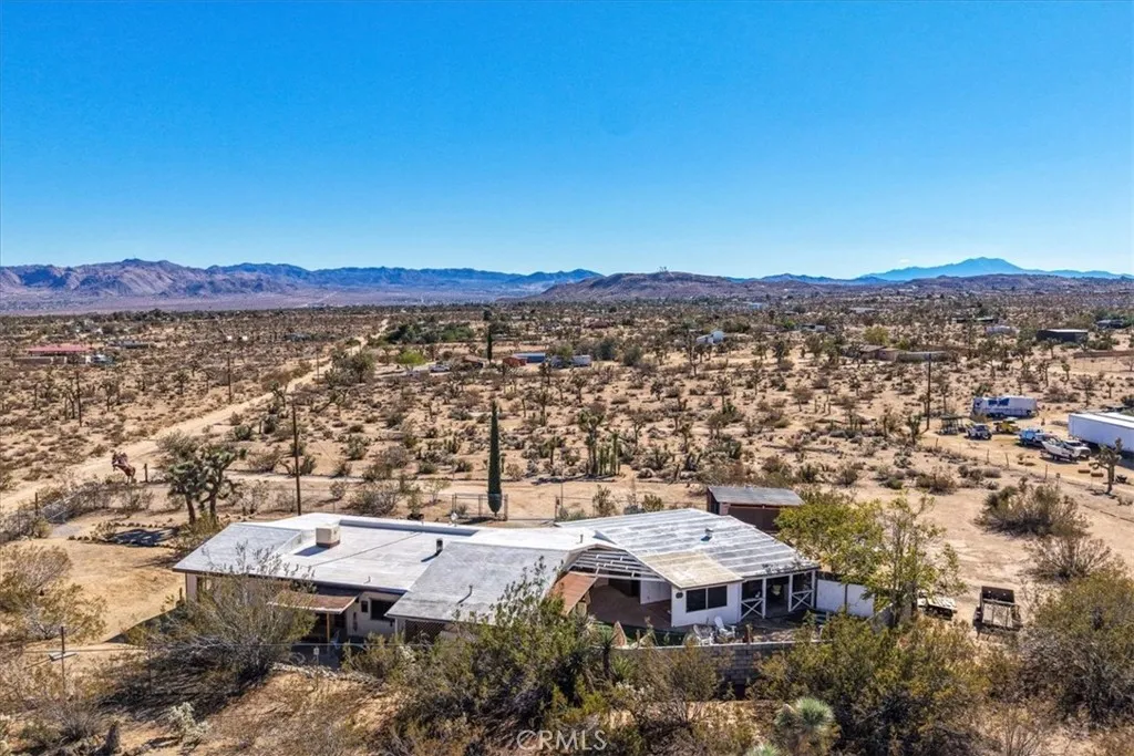 3707 Indio Ave, Yucca Valley, California 92252 home-pic-57
