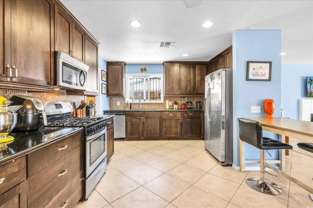 69295 Nilda Drive, Cathedral City, California 92234 home-pic-10