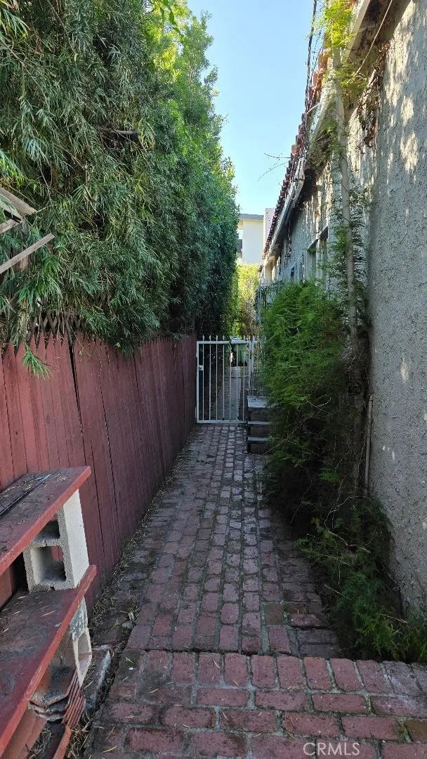 250 N Ridgewood Place N, Los Angeles, California 90004 home-pic-3