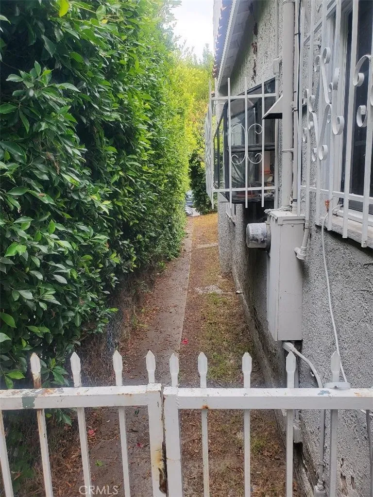 250 N Ridgewood Place N, Los Angeles, California 90004 home-pic-4