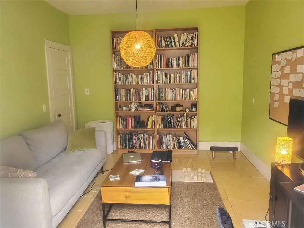 250 N Ridgewood Place N, Los Angeles, California 90004 home-pic-17