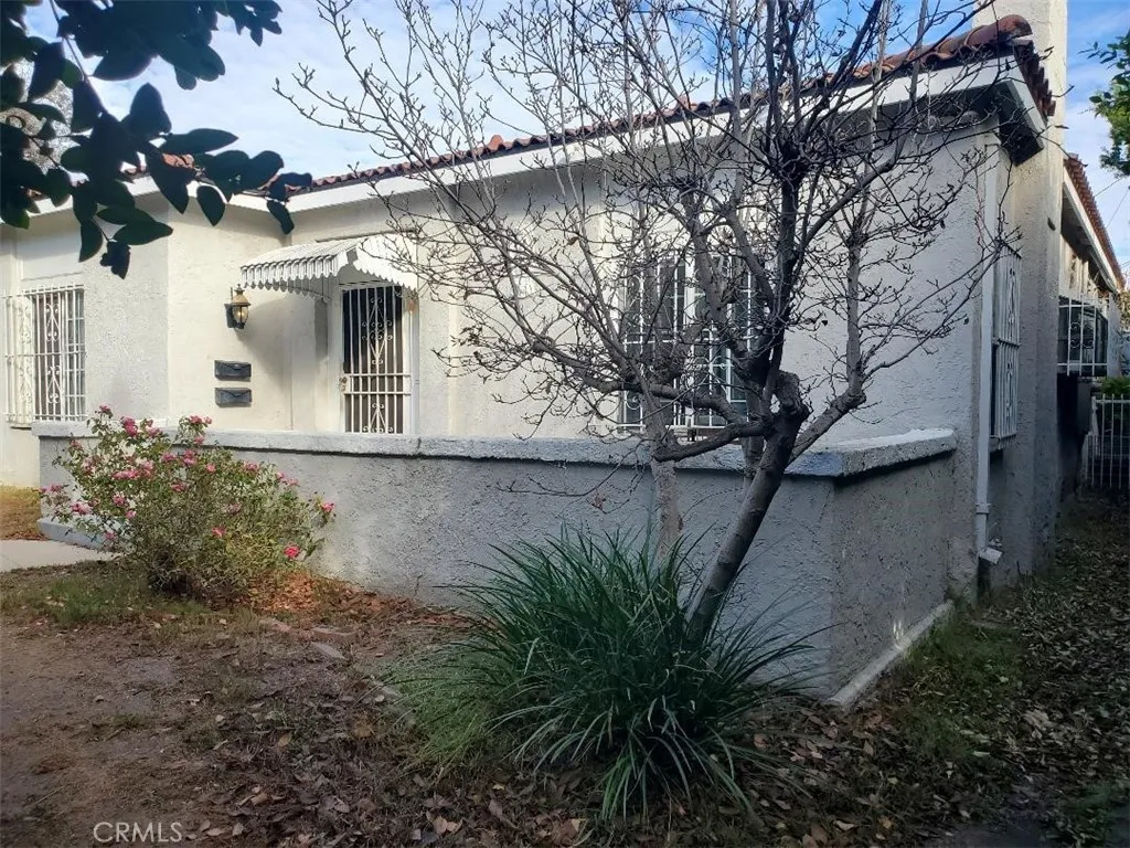 250 N Ridgewood Place N, Los Angeles, California 90004 home-pic-1