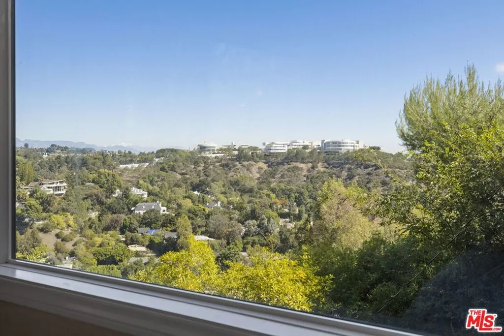 1018 N Tigertail Road, Los Angeles, California 90049 home-pic-14