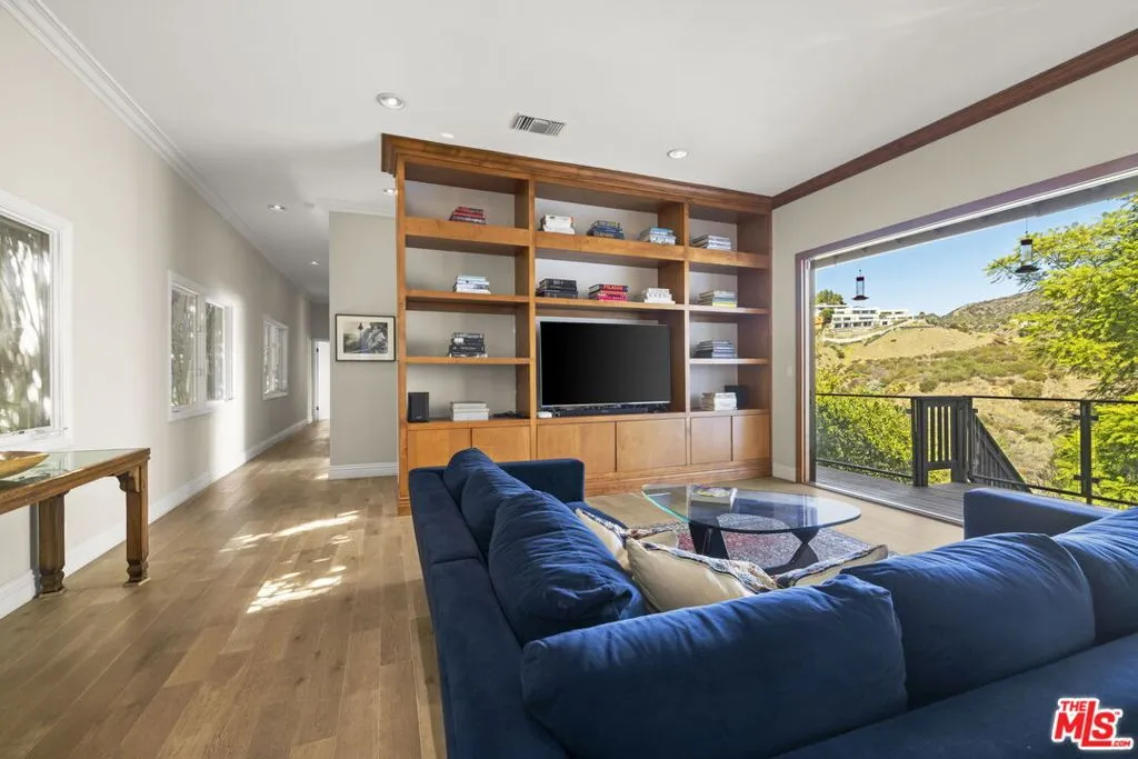 1018 N Tigertail Road, Los Angeles, California 90049 home-pic-4