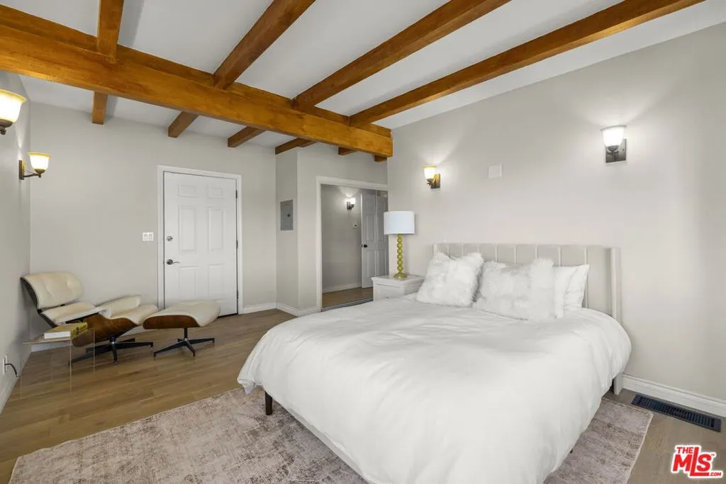 1018 N Tigertail Road, Los Angeles, California 90049 home-pic-23