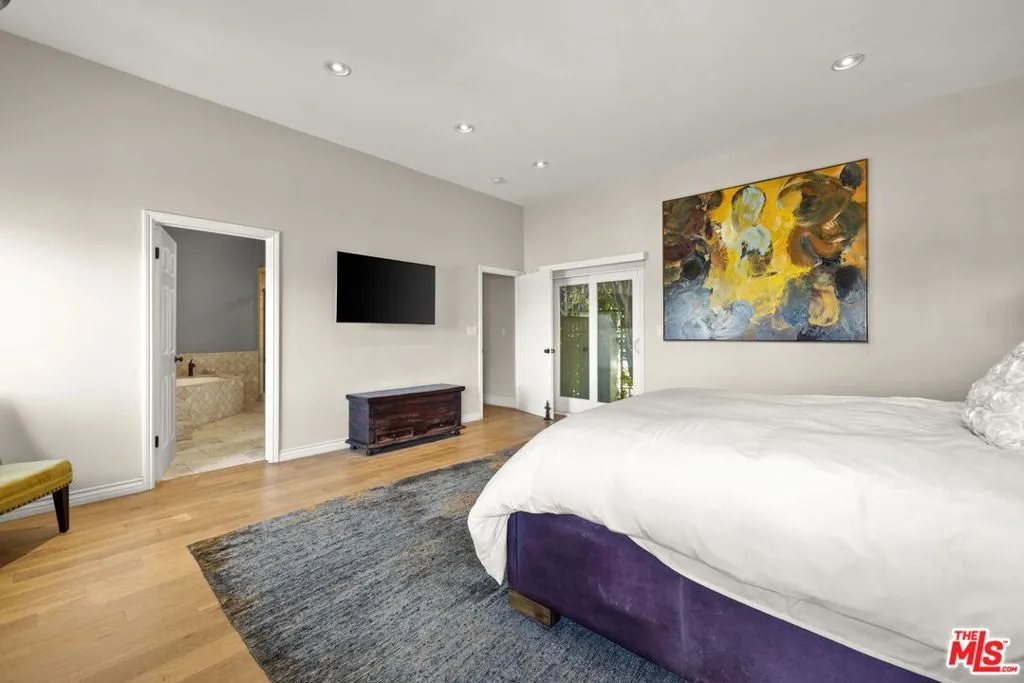 1018 N Tigertail Road, Los Angeles, California 90049 home-pic-16