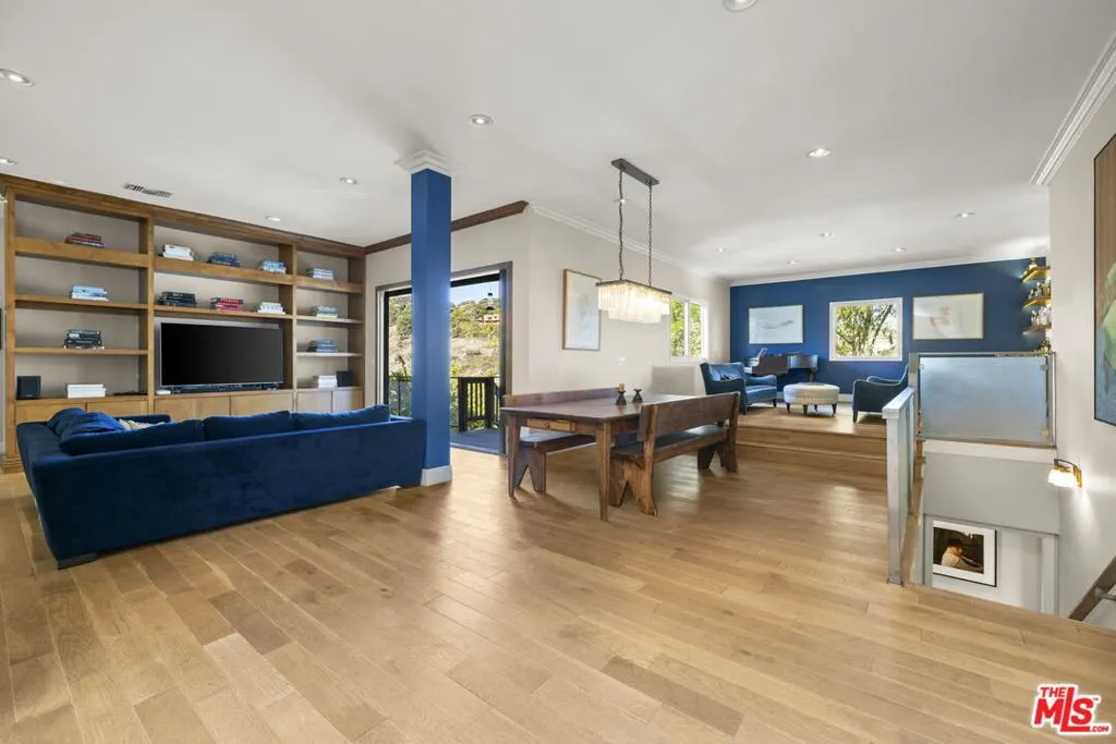 1018 N Tigertail Road, Los Angeles, California 90049 home-pic-2