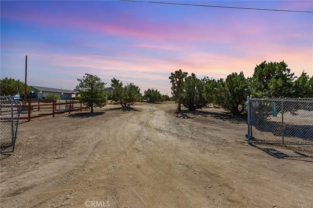 10971 Adobe Road, Oak Hills, California 92344 home-pic-1