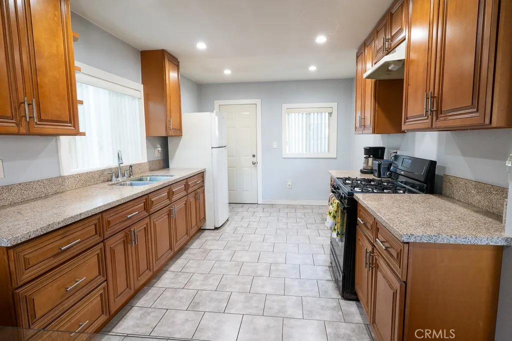 431 W 81st St, Los Angeles, California 90003 home-pic-2