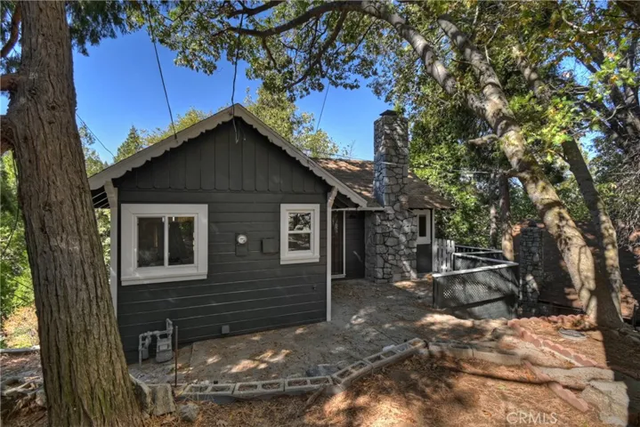 912 Berne, Crestline, California 92325